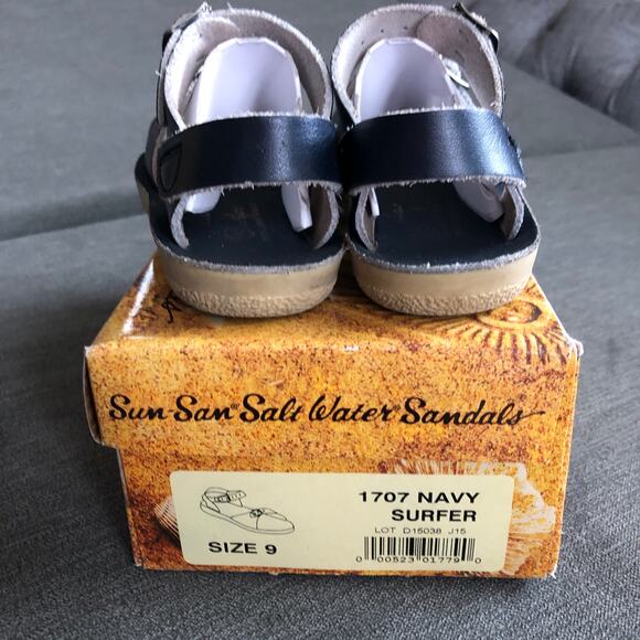 Size 9 Navy Saltwater Sandals with original box - Picture 4 of 8